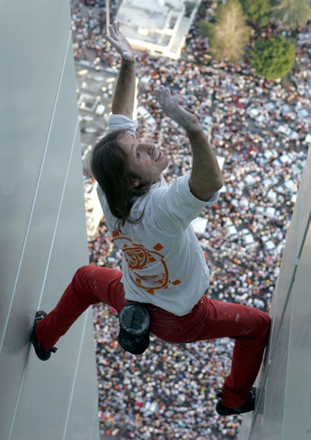 French Spiderman Climbing Burj Khalifa  Funzug.com