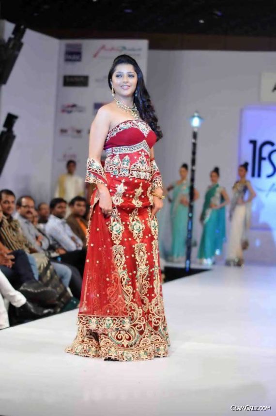 Bhoomika Chawla Looking Gorgeous On The Ramp