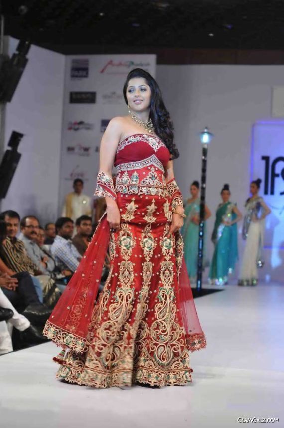 Bhoomika Chawla Looking Gorgeous On The Ramp