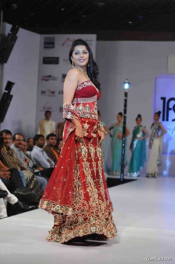 Bhoomika Chawla Looking Gorgeous On The Ramp