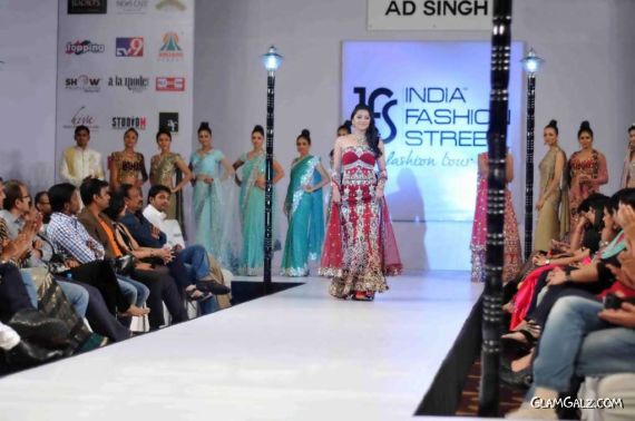 Bhoomika Chawla Looking Gorgeous On The Ramp