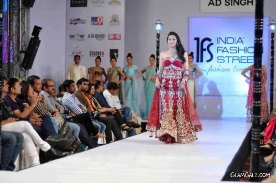 Bhoomika Chawla Looking Gorgeous On The Ramp