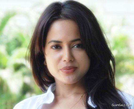 Smiling Beauty Sameera Reddy