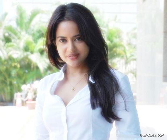 Smiling Beauty Sameera Reddy