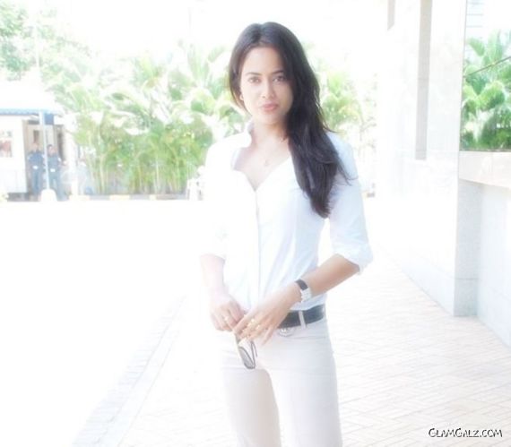 Smiling Beauty Sameera Reddy