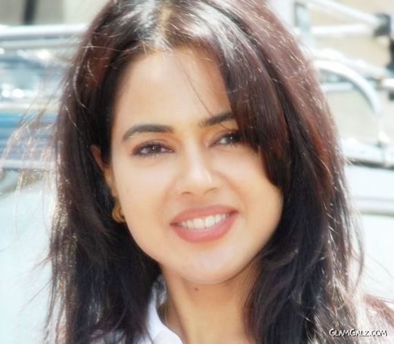 Smiling Beauty Sameera Reddy