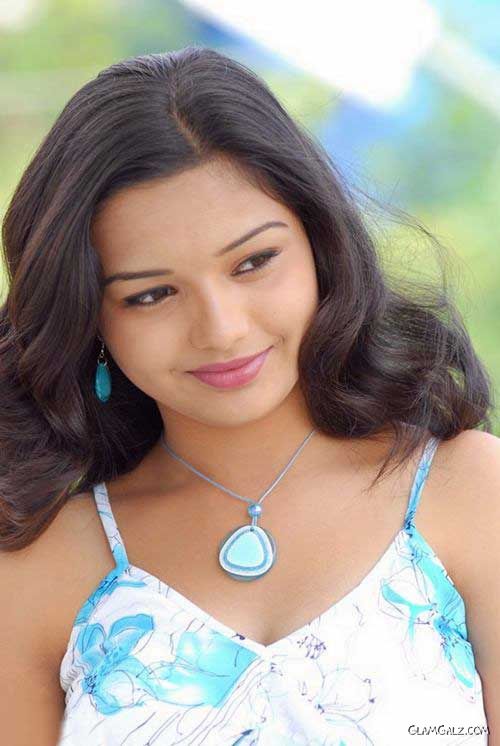 Pretty Tamil Beauty Yamini