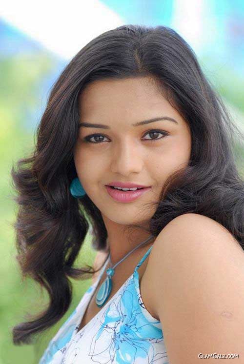 Pretty Tamil Beauty Yamini