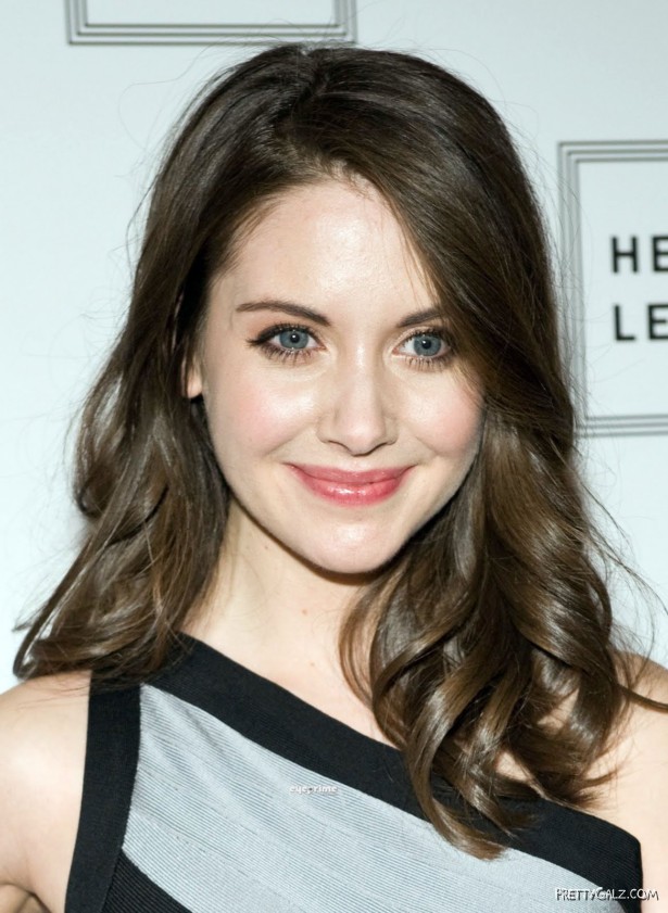 Alison Brie Poses
