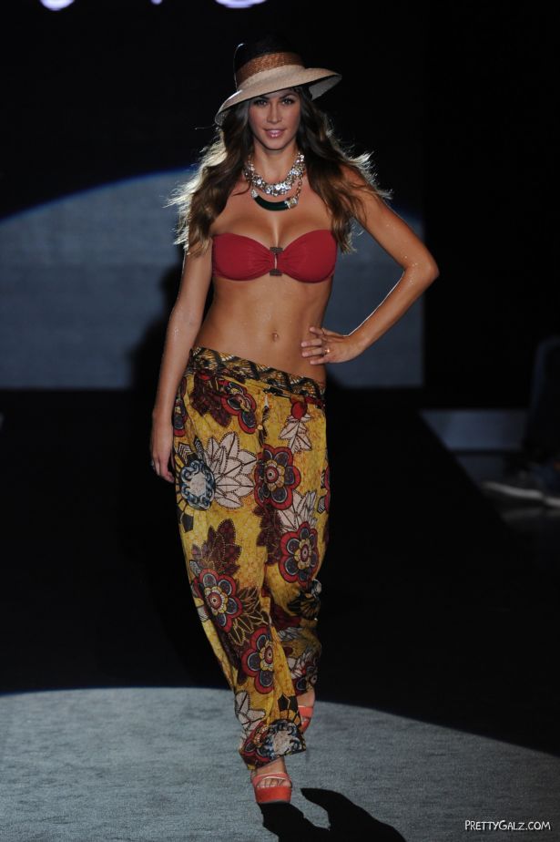 Melissa Satta Walks At Blue Fashion Beach